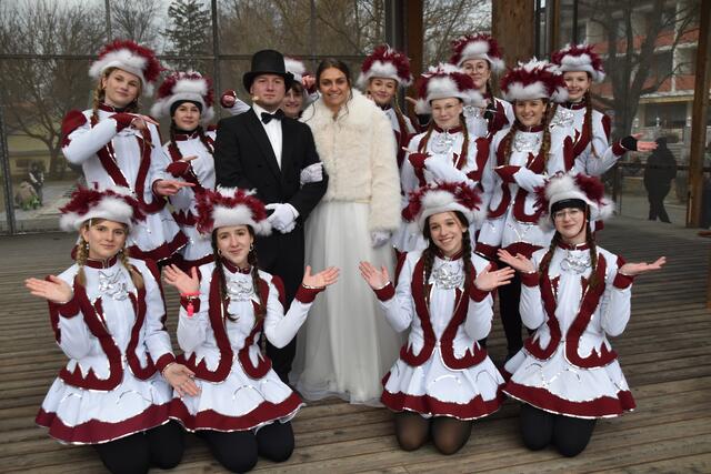 Das frisch verheiratete Brautpaar Alexander Hosch und Katja Graf mit ihrer Hochzeitsgarde. | Foto: Michael Strini