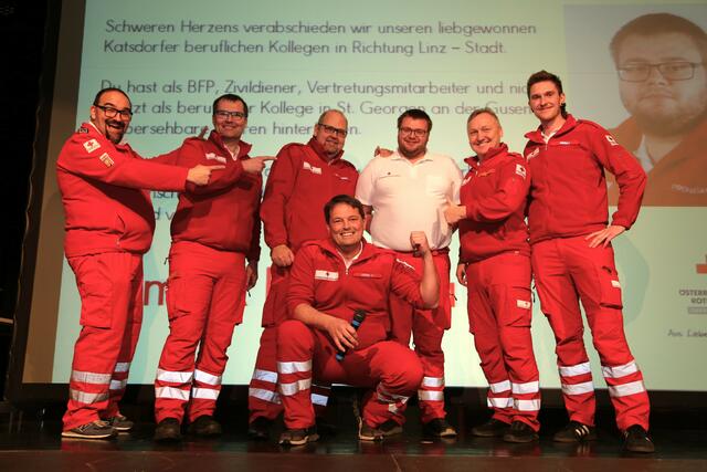 Schweren Herzens verabschiedete sich das gesamte RK-Team von Dominik Prohaska, der beruflich nach Linz wechselt. | Foto: Eckhart Herbe