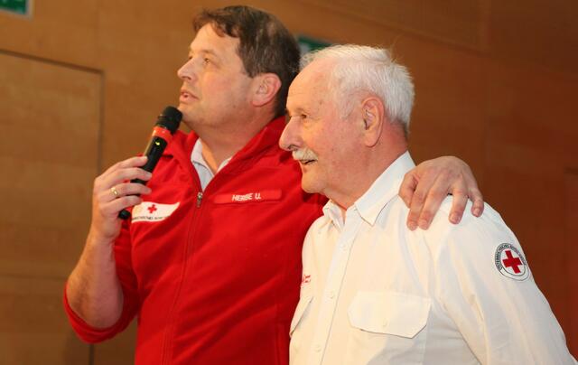 Sichtlich gerührt: Ernst "KBM" Kerschbaummayr ist Mitarbeiter des Jahres 2024. | Foto: Eckhart Herbe