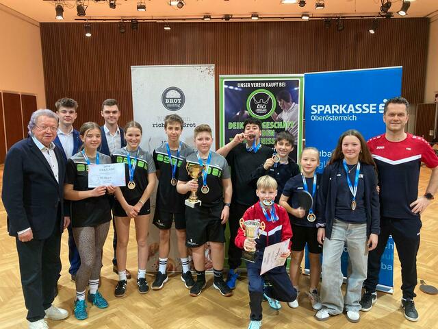 Foto mit den siegreichen Schulteams Mittelschule Naarn (7./8. Schulstufe) und Mittelschule Mauthausen (5./6. Schulstufe). Auch Tischtennis-Landesverbandspräsident Hans Friedinger (links) gratulierte. | Foto: Bernhard Kinz-Presslmayer