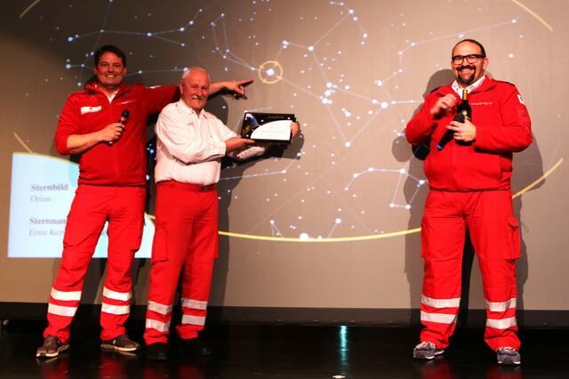 Ein Stern im Orion trägt nun seinen Namen: Ernst Kerschbaummayr, kurz KBM (im Bild mit Dienstführendem Uwe Herbe und Ortsstellenleiter Hans-Peter Kranewitter), wurde zum RK-Mitarbeiter des Jahres 2024 gekürt. | Foto: Eckhart Herbe
