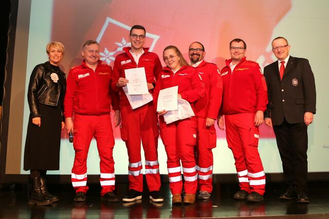 Nach erfolgreicher Führungskräfteausbildung 1 wurde der "RK-Zugsführer" an Nadine Stransky und Fabian Kass verliehen. | Foto: Eckhart Herbe