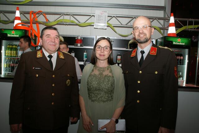 Feuerwehrkommandant Fredy Gratzer(links) mit Petra Fischer und Gerhard Wischenbarth. | Foto: Anna Kaufmann