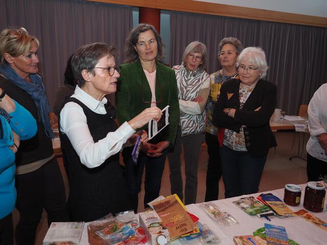 Johanna Marbler mit Teilnehmerimmen am Workshop "Heimische Superfoods" | Foto: Gaube