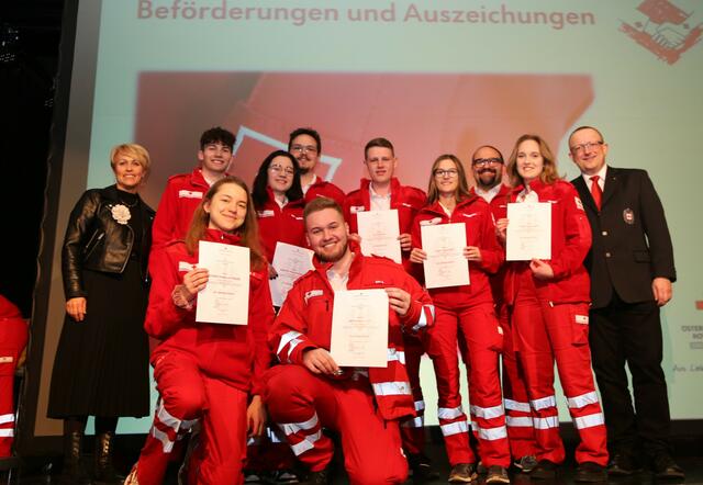 Eine stolze Anzahl neuer "RK-Oberhelfer" erhielt den zweiten Stern. | Foto: Eckhart Herbe