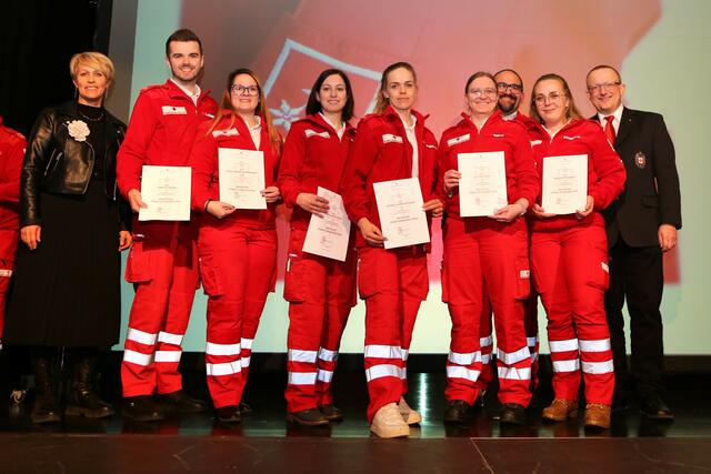 Das Bronze Dienstjahresabzeichen wird nach 10 Jahren ununterbrochenem Einsatz an der Ortsstelle verliehen. Heuer an Lukas Scherer, Anna Schöfecker, Christ Buchner, Michelle Hinterkörner, Nicole Kern und Nadine Stransky. | Foto: Eckhart Herbe