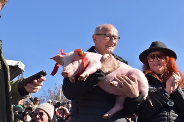 Schwein gehabt: LH Mattle trug das Glück in Händen.