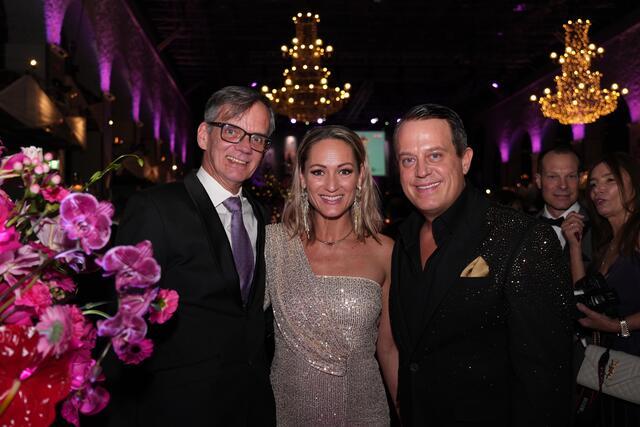 Georg Herrmann (Chefredakteur MeinBezirk) mit Daniela Hentze und Entertainer Gregor Glanz. | Foto: Julia Perktold