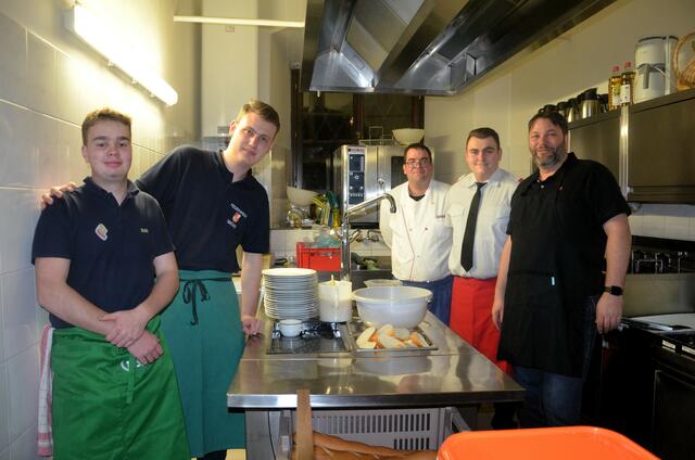 Die Küchenbrigade, geleitet von Peter Unterzaucher (re.)