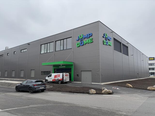 Der neue Jump Dome Salzburg wurde in der Nähe des Hangar-7 am Rande der Stadt Salzburg errichtet. Das neue Gebäude weist eine Gesamtfläche von 4.500 Quadratmeter auf. | Foto: Schrofner