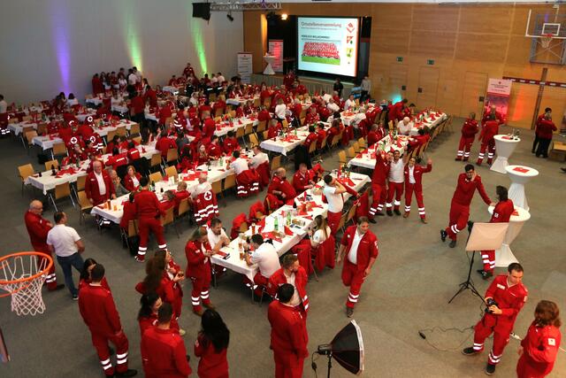 Ein ganzer Saal Menschlichkeit in Rotweißrot: Die Ortsstellenversammlung von RK St. Georgen ist bei fast 400 Aktiven ein Großevent. | Foto: Eckhart Herbe