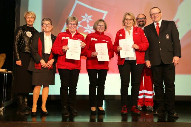Drei Bronzene Dienstjahresabzeichen auch bei Essen auf Rädern Katsdorf. | Foto: Eckhart Herbe