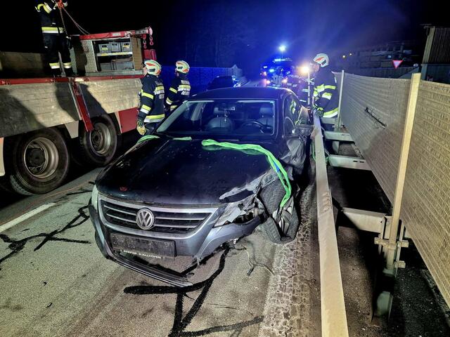 Das Unfallfahrzeug wurde auf der B70 von den Feuerwehren Voitsberg und Krems geborgen. | Foto: FF Voitsberg
