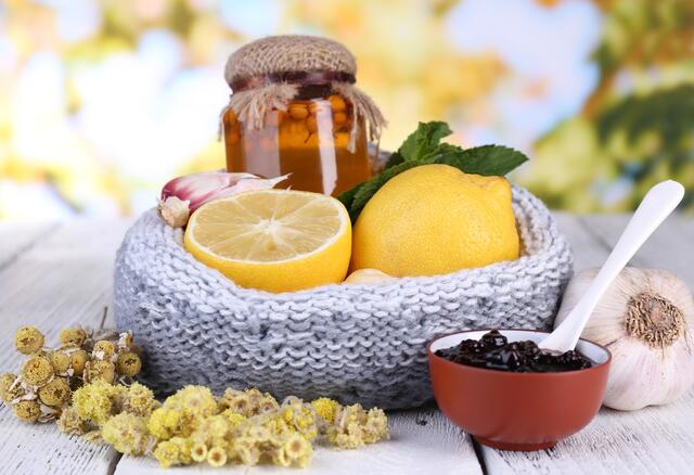 Mit wohltuenden Wärmeanwendungen, Vitamin C und  Kräutern bekämpft man Husten, Schnupfen &amp; Co. | Foto: belchonock/panthermedia.net