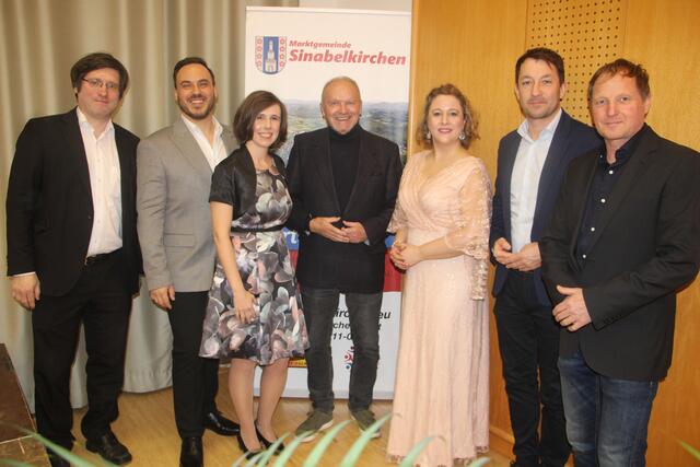 In Sinabelkirchen im Bild v.l.: Christian Dolcet (Klavier), Roman Pichler (Tenor), Katharina Pichler (Moderatorin), Hans Stolz (Großneffe von Robert Stolz), Angelika Niakan (Sopran), Sinabelkirchens Bürgermeister Emanuel Pfeifer und Veranstalter Gerhard Berghold (RundumKultur) | Foto: MeinBezirk/Hofmüller