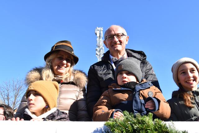 Genossen die Schau und das Wetter: LH Anton Mattle mit Ehefrau Daniela, Gotl der Wilden, und den drei Enkelkindern auf der Ehrentribüne.