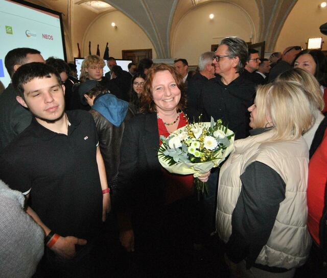 Blumen für Grüne-Chefin Selina Prünster: In der bunten Stadtregierung wollen die Grünen nicht mitarbeiten, auch wegen der FPÖ. | Foto: Trimmel