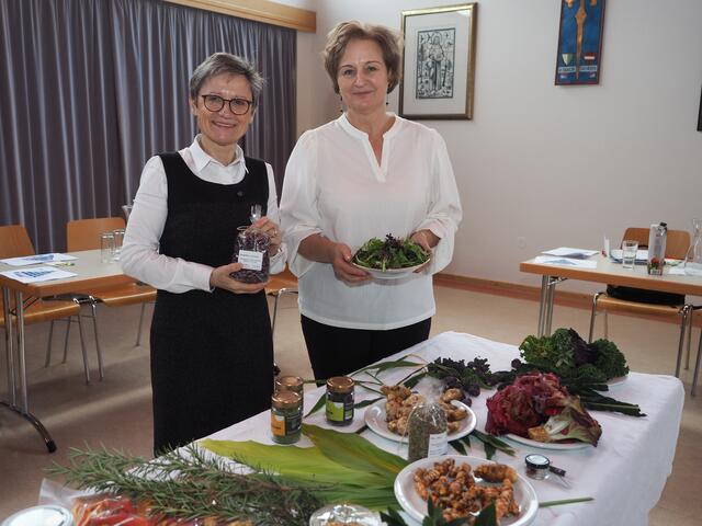 Ernährungstrainerin Johanna Marbler (li.) und Heilkräutercoach Elisabeth Purkathofer beim Kneipp-Workshop in Leoben | Foto: Gaube