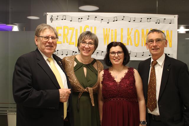 (v.l.n.r) Chorleiter Josef Kaintz, Chorleiterin Andrea Maria Pitzer, Obfrau Katharina Wagersreiter und Hannes Gollowitzer freuen sich auf die vielen Gäste im Gemeindezentrum. 