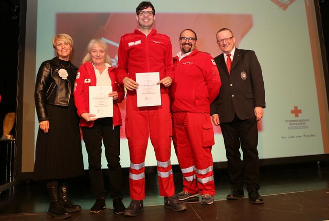 20 Jahre und damit das Silberne Dienstjahresabzeichen: Roswitha Rockenschaub und Thomas Hader | Foto: Eckhart Herbe