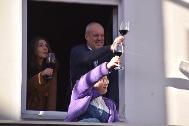 Familie rund um Wirt Rainer Härting grüßt die Schleicher.
