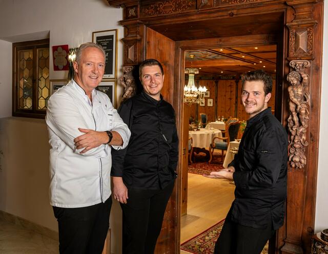 Martin Sieberer freut sich mit seinen Söhnen Michael und Thomas über die hohe Auszeichnung des Guide Michelin.  | Foto: privat