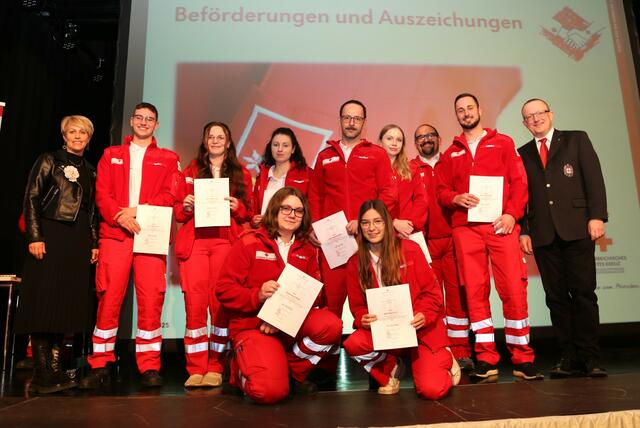 Zurecht stolz auf den ersten Dienstgrad "RK-Helfer" - die Neueinsteiger des Vorjahres sind eine tolle Bereicherung, finden die Kollegen. | Foto: Eckhart Herbe