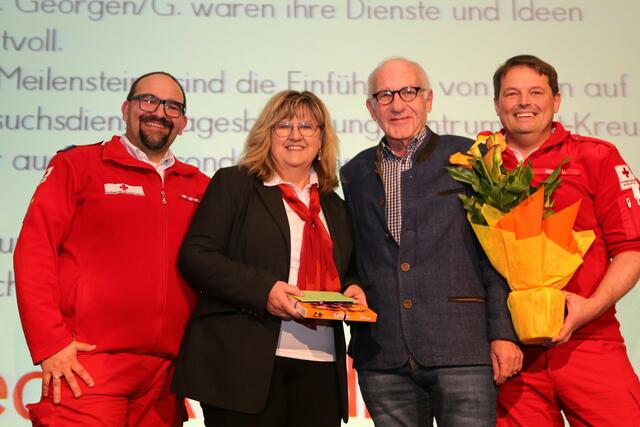 Eine dickes "Dankeschön" der Ortsstelle erging an Bezirks-Sozialdienst-Koordinatorin Elfriede Reindl, im Bild mit Alt-Bezirksgeschäftsleiter Leo Pochlatko. | Foto: Eckhart Herbe