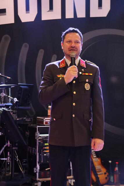 Feuerwehrkommandant, Roman Bosard  begrüßt Gäste. | Foto: Alejandra Ortiz
