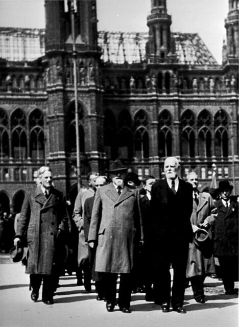 Nach dem Ende des Zweiten Weltkriegs übernahm Theodor Körner als erster Wiener Bürgermeister der Nachkriegszeit das Amt. Karl Renner (Mitte) und Theodor Körner (r.) vor dem Wiener Rathaus am Weg ins Parlament. 27. oder 29. April 1945.  | Foto: Votava / brandstaetter images / picturedesk.com