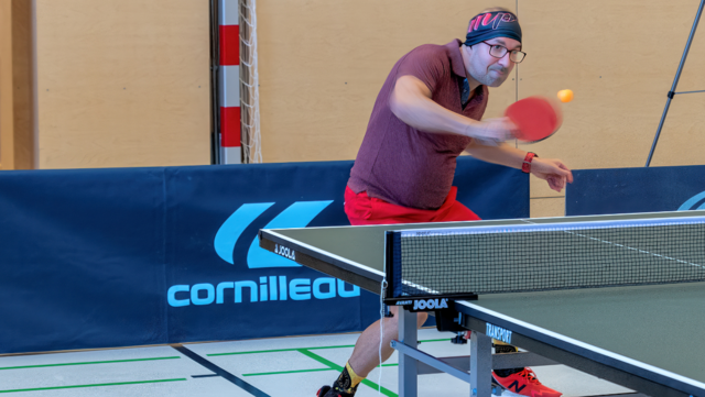 Tischtennisspieler*innen aus ganz Wien und darüber hinaus treten an der Tischtennisplatte gegeneinander an. | Foto: Tischtennis Hobby Wien