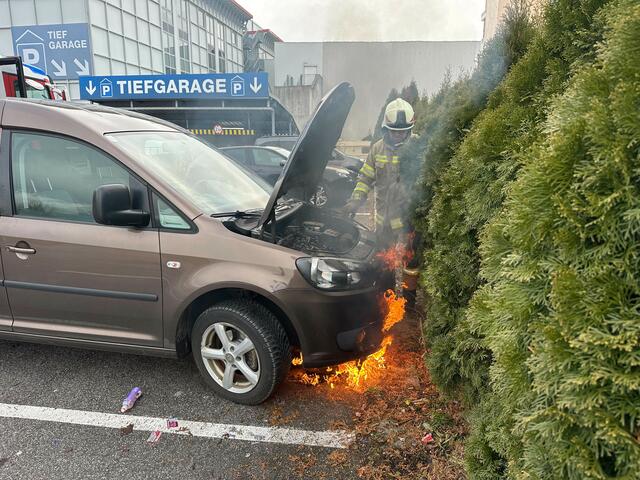 Wie es zu dem Brand des Fahrzeuges kam ist Gegenstand polizeilicher Ermittlungen.  | Foto: ZOOM-Tirol