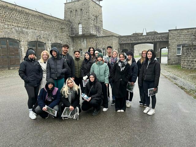 Am 7. November 2024 besuchten die 3. Klassen der Landesberufsschule 2 Salzburg die Gedenkstätte Mauthausen.  | Foto: Landesberufsschule 2 Salzburg