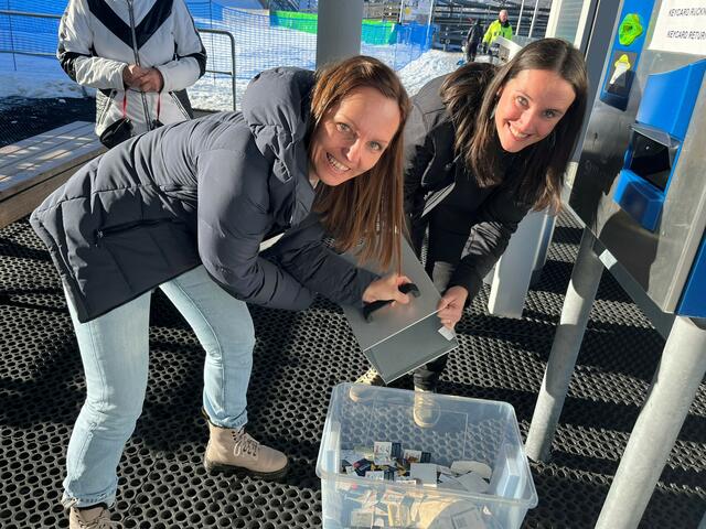 Sabine Kerrer, pädagogische Leitung des Fachbereichs Dorf St. Anton der Caritas und Julia Kraus von den Kapruner Gletscherbahnen beim Entleeren der Spendensäule. | Foto: Caritas