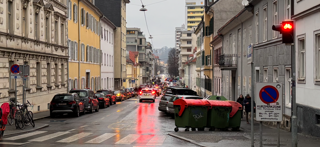 Wenig Platz und viel Verkehr: So stellt sich der Schulweg vieler Kinder in der Laimburggasse aktuell dar. 
 | Foto: MeinBezirk