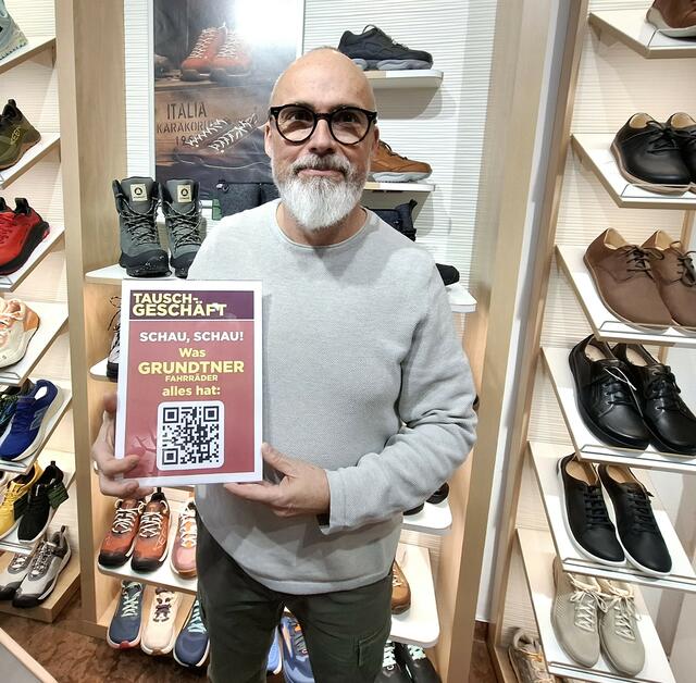 Alois Schöninger mit dem Tauschgeschäfts-Plakat.
Foto: Josef Wind