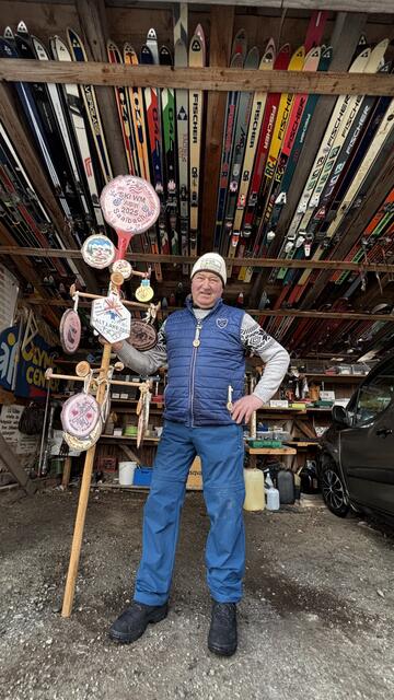 Hans Fuchs – bekannt als "Ullr-Fux" – aus Weißpriach wünscht mit seinem "Ullr-Baum" der WM in Saalbach-Hinterglemm viel Glück. | Foto: pjw
