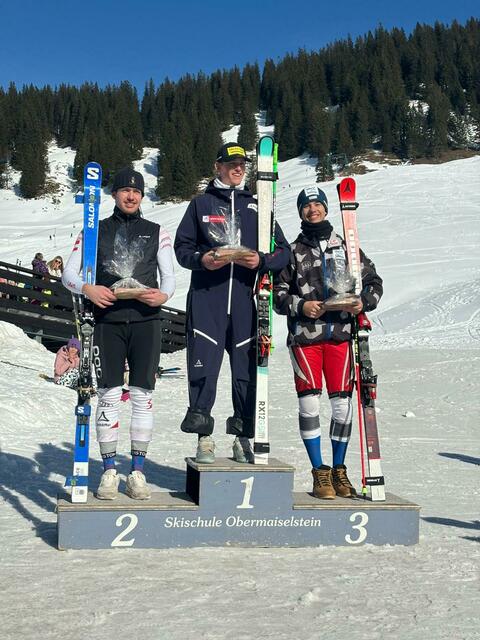 Janik Sommerer (Mitte) in der Saison 2025 auf Podestkurs – hier mit Rang eins beim Junioren FIS Rennen in Grasgehren/GER. | Foto: Sommerer