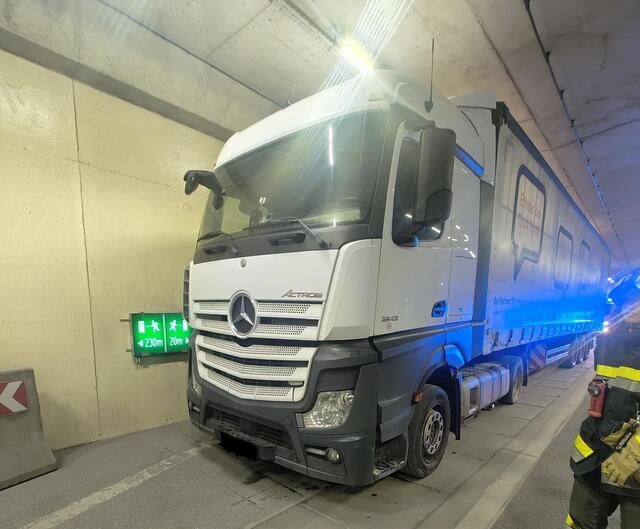 Motorschaden im Gleinalmtunnel: Ein Lastkraftwagen sorgte für eine Tunnelsperre. | Foto: Feuerwehr St. Michael