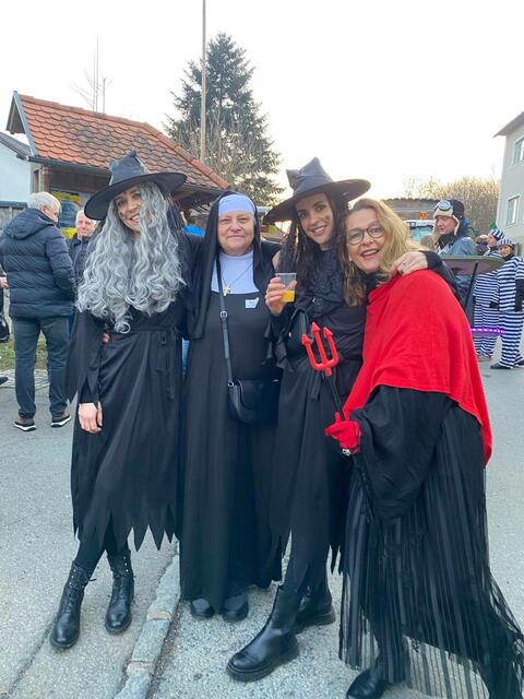 Bürgermeisterin Monika Pock (rechts) war kostümiert mit von der bunten Partie. | Foto: USV Neuhaus