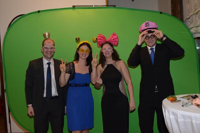 Fit für die Fotobox? Beim Edlitzer Kerzenball sorgt das Posieren und Maskieren für heitere Erinnerungen. | Foto: Santrucek