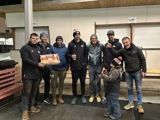 Das Siegerteam "Draufgänger" mit Kapitän Thomas Riedl und Bgm. Klaus Ungerank.  | Foto: EHC Raiba St. Jodok