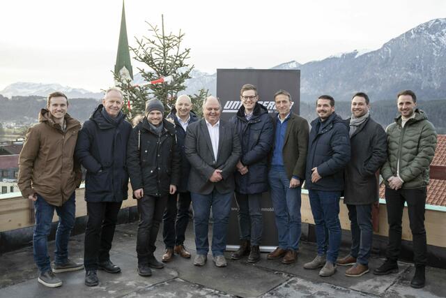 Thomas Kendlbacher, Architekt Jakob Haselsberger, Johannes Vogelsberger, Josef Gruber (GF Unterberger Gruppe), Bürgermeister Herbert Rieder, Florian Unterberger (GF Unterberger Immobilien), Josef Feichtner (GF Unterberger Immobilien), Sebastian Herbig (Vertrieb Unterberger Immobilien), Florian Huber (Projektleiter Unterberger Immobilien) und Maximilian Gruber (v.l.). | Foto: Alex Gretter