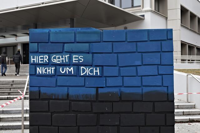 An zahlreichen Universitäten wurde am 31. Jänner 2025 vor den Auswirkungen einer möglichen Schwarz-Blauen Regierung gewarnt. Viele Studentinnen und Studenten befürchten, dass die Studiengebühren angehoben werden. | Foto: ÖH Klagenfurt/Celovec