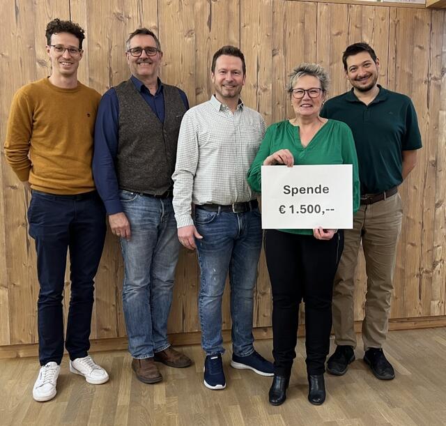 Bei der Spendenübergabe an den Sozialsprengel Alpbach wurden 1.500 Euro übergeben.  | Foto: Anklöpflergruppe Schneider/Larch