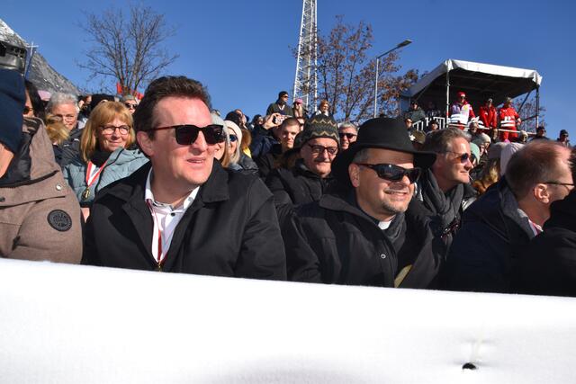 Erste Reihe auf der Ehrentribüne: Landesrat Rene Zumtobel neben dem Telfer Dekan Dr. Peter Scheiring.