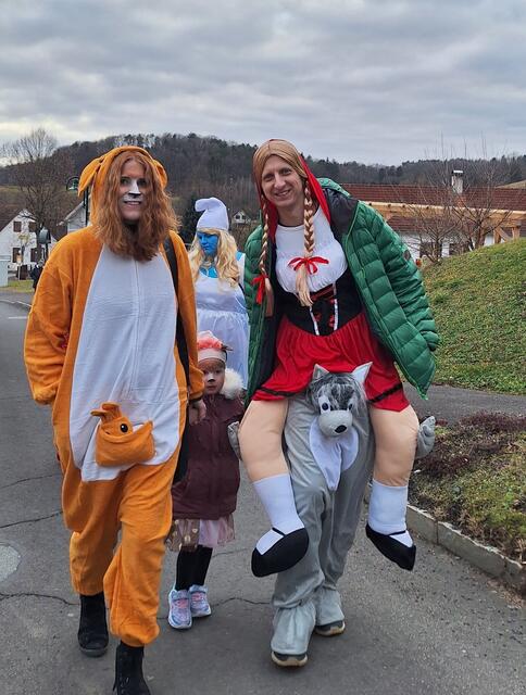 Viel buntes Fußvolk zog vom Bauhof zum Sportplatz. | Foto: USV Neuhaus