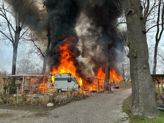 Die Freiwillige Feuerwehr Tulln musste am Nachmittag des Sonntags, 2. Februar, zu einem Campingplatz ausrücken. Es soll zu einer Explosion bzw. einem Brand gekommen sein. Eine Person wurde schwer verletzt. | Foto: Feuerwehr Tulln