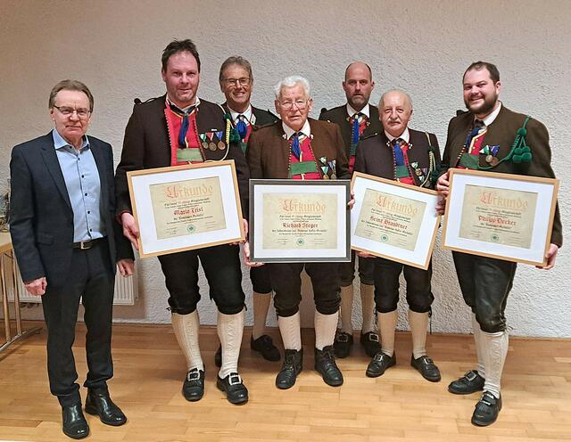 Ehrungen: Bürgermeister Georg Hochfilzer, Mario Trixl, Bataillons-Kommandant Hans Hinterholzer, Richard Steger, Hauptmann Georg Steiner, Heinz Brandtner und Philipp Decker (v. li.).
 | Foto: Roswitha Wörgötter