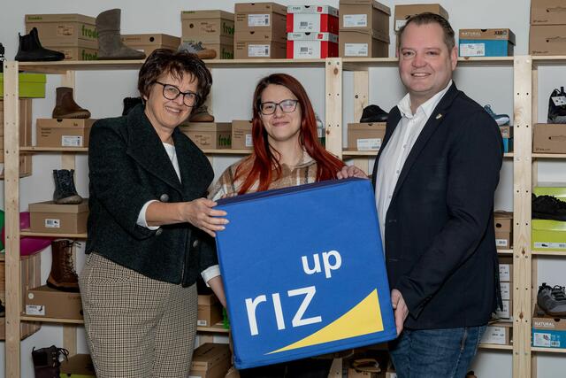 Bürgermeister Christian Samwald mit Gründerin Madeleine Seckl und RIZ UP-Beraterin Karin Zoubek-Schleinzer. | Foto: Bambas